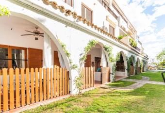 Bajo con piscina, playa y monta  a has Balcony rooms