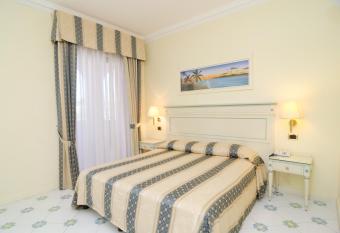 Hotel Flora Wellness & Beauty has rooms with a private hot tub