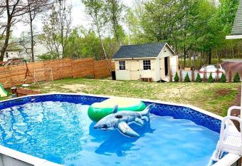 Beautiful, peaceful home with hot tub has rooms with a private hot tub