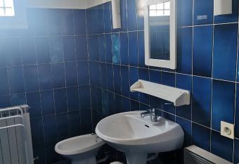 Chambre dans verdure Proven  ale allows 18 year olds to book a room