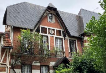 Maison au calme et au vert au c  ur du centre ville has Balcony rooms