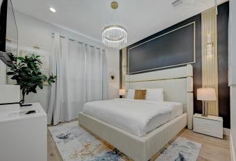 Victoria Island Palace Toyota Center Downtown Houston has rooms with a private hot tub