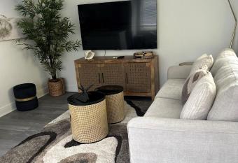 ROYAL COLONIAL has rooms with a private hot tub