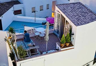 Almaraz11 allows 18 year olds to book a room