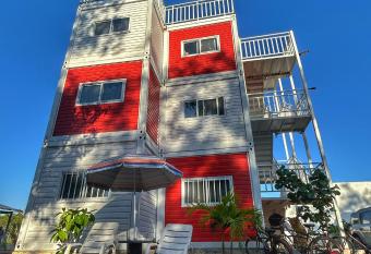 Departamento Kalahan, cerca de la playa allows 18 year olds to book a room