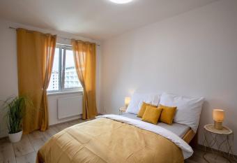 Apartm  n Zlat   stoka allows 18 year olds to book a room