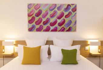 Hotel Paris Louis Blanc allows 18 year olds to book a room