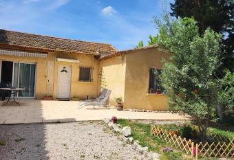 Jolie maisonnette au calme    - de 10 min d Avignon allows 18 year olds to book a room