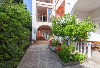 Apartments Kova  evi   has Balcony rooms