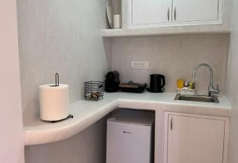 Kamara Sea View Studio & Jacuzzi has rooms with a private hot tub