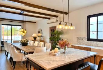 AL JUNAIDI FARM BY BRIDGE RETREATS has Balcony rooms