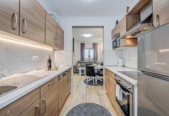 Da Da has rooms with a private hot tub