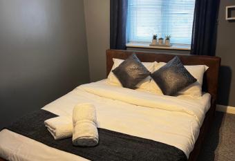 VRLProperties. has rooms with a private hot tub