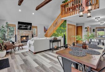 Vacation Home w/Hot Tub/Sauna and Gaming Room has rooms with a private hot tub