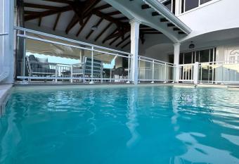 VILLA JASMIN : EXCEPTIONNELLE !! has rooms with a private hot tub