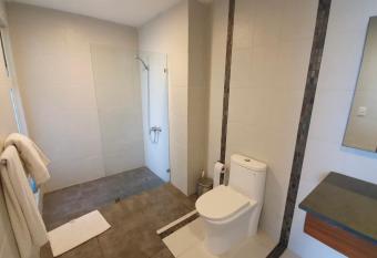 Torre Atabey Juan Dolio has rooms with a private hot tub