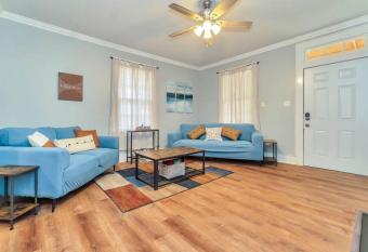 *The Rustic Haven Hideout Near Downtown* has Balcony rooms