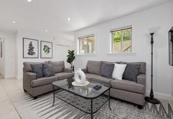 2 bdr Cozy Suite in North Van allows 18 year olds to book a room