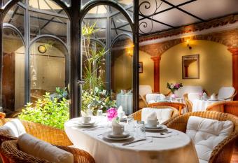 H  tel Playa allows 18 year olds to book a room