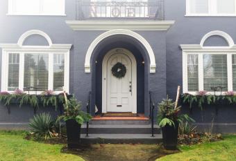 Vancouver Villa has Balcony rooms