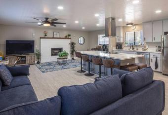 Cozy mountain hideaway in Pine Lake near Yosemite has Balcony rooms