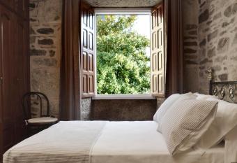 Sete Artes by Como en Casa allows 18 year olds to book a room