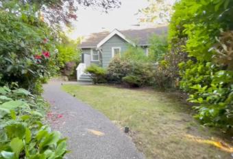 Cozy House in West Vancouver has Balcony rooms