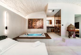 Suites Lorodellago Como - The House Of Travelers has rooms with a private hot tub