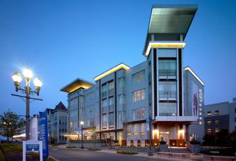 Bungalow Hotel has Balcony rooms
