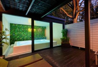 LES COTTAGES DU PARC has Balcony rooms