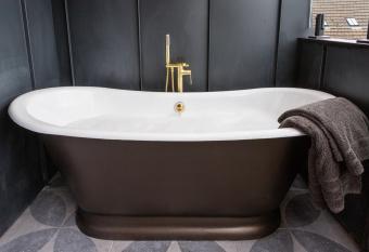 Treehouse York, Outdoor cast iron bath, sleeps 4 has Balcony rooms
