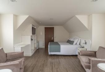 Hotel Monte Felice Bosque allows 18 year olds to book a room