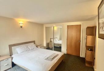 Ensuite Private Room in Central Stylish Flat has Balcony rooms