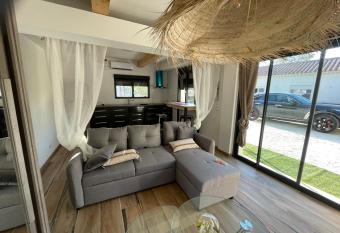 six fours les plages logement maison has Balcony rooms