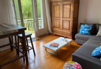 Appartement lumineux Vue montagne Centre Grenoble allows 18 year olds to book a room