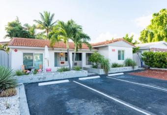 Beach House - Short Walk to Pier allows 18 year olds to book a room