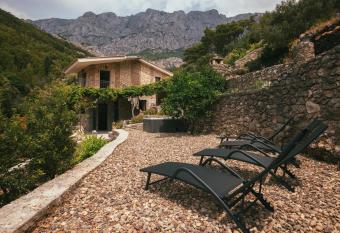 Villa Bu  an has rooms with a private hot tub