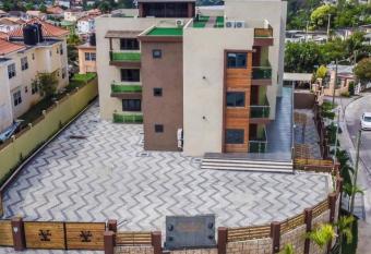 West Gates Get Away has rooms with a private hot tub