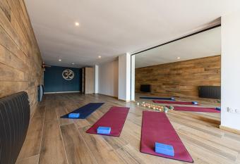 ANNECY HAPPY LODGE DUPLEX 9 pers allows 18 year olds to book a room