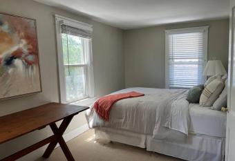 Hammondsport Village 3 bedroom Home; Finger Lakes has Balcony rooms