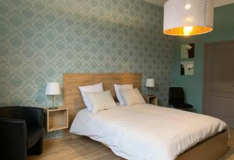 Au c  ur de Dinant has rooms with a private hot tub