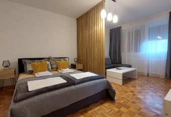 BMM LUX APARTMENT has Balcony rooms