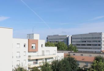 Bright nest with terrace in Saint-Denis has Balcony rooms