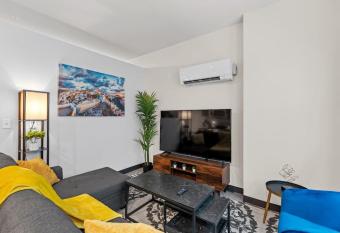 Journal Commons 331 Designer Luxe 1BR in Historic West Town Fast WI-FI has Balcony rooms