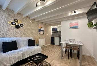 Cosy cocoon with terrace has Balcony rooms