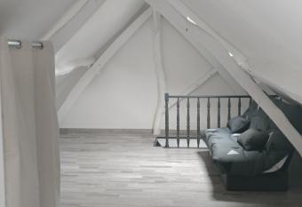 Chez Catherine & Ludovic has Balcony rooms