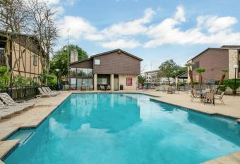 New! Luxurious Riverfront Condo Just 1 Blk to Schlitterbahn! has Balcony rooms