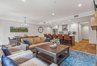 Luxurious 2BR Condo + Hot tub + Private Balcony allows 18 year olds to book a room