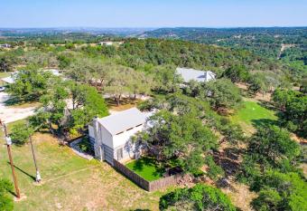 Luxury 23-AC Ranch with Hot Tub and Fire Pit! has Balcony rooms