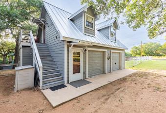 Red Bird Cabin Studio Retreat has Balcony rooms